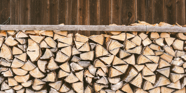 Voordelen van het gebruik van gehakt, droog haardhout van "Koophaardhout"